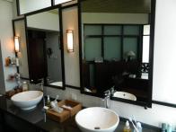 Enjoying breath-taking views over Colombo on one side and Adam’s peak on the other, this superb penthouse apartment offers luxury living with th...