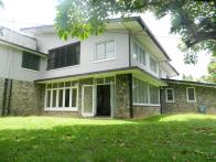 Located a short distance from the Golf Club, this excellent and spacious property is being offered for commercial use.

Ideal for use as an offi...