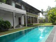 One of the area’s finest properties, this superb family home is luxurious, peaceful and easily accessible.

With access from two lanes, the ha...