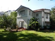 On a great main road location, this newly refurbished colonial property can be given for either residential or commercial use.

Situated on c.80...