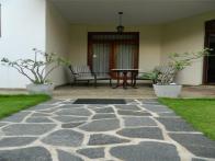 Located on a quiet Nawala side road, this beautiful property is offered fully furnished.

With a charming front garden, the house includes: 4 Be...